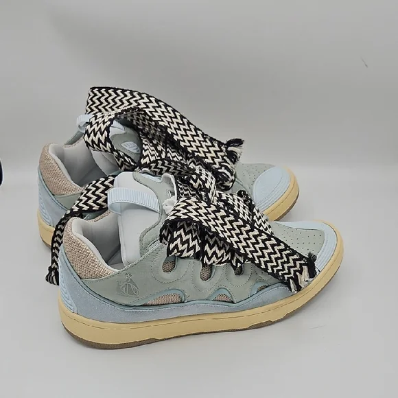 Stylish High-Top Sneakers with Bold Laces USED 1X